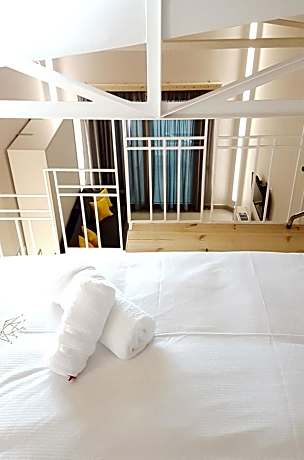 Loft Suite with Terrace - Yellow