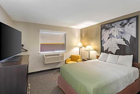 Queen Room - Mobility Access/Non-Smoking