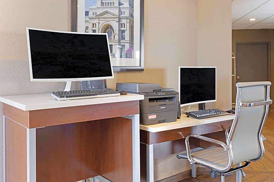 Comfort Inn & Suites Wichita Northeast