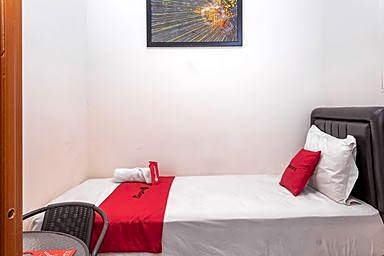 RedDoorz near Alun Alun Bandung 2