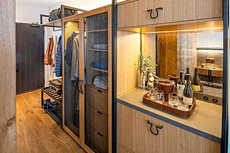 1 Bedroom Suite, 1 King, Sofa Bed, Urban View, Fireplace