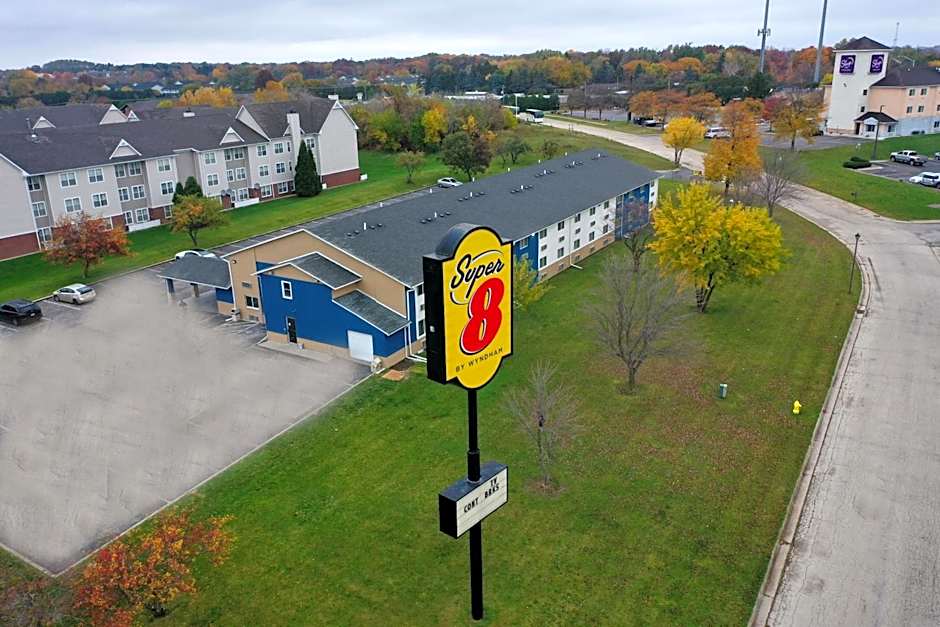 Super 8 by Wyndham Rockford I-90/Casino District