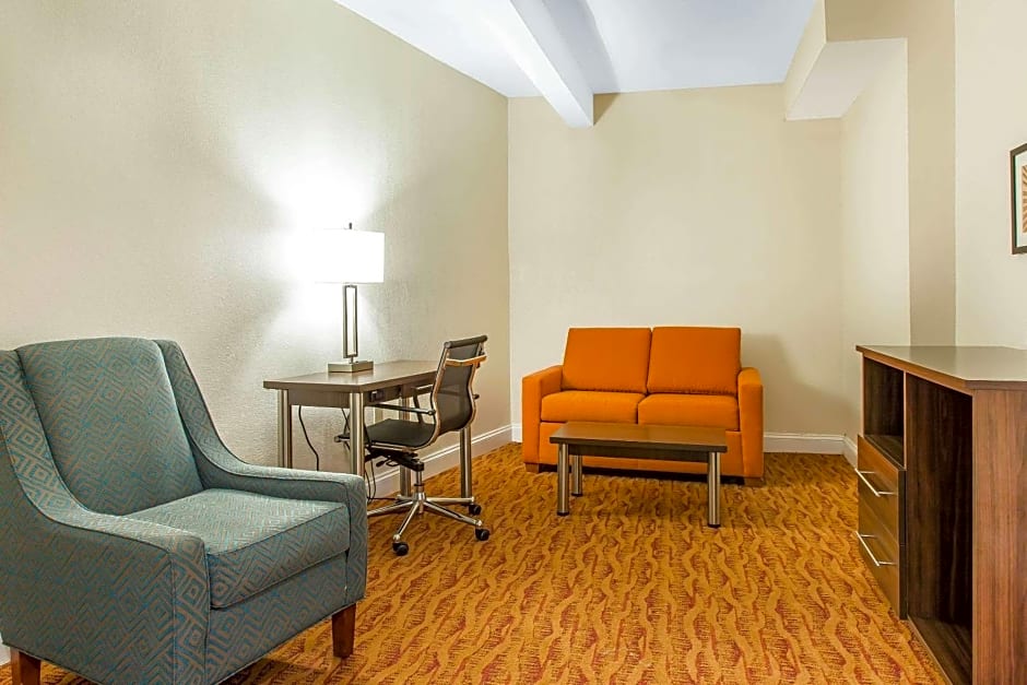 Quality Inn & Suites Middletown - Newport