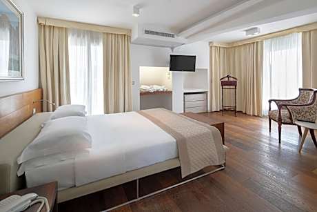 Deluxe Suite with Sea View