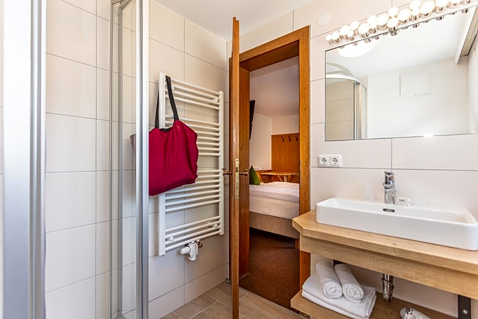 Bhome Gästehaus b&b / Apartments