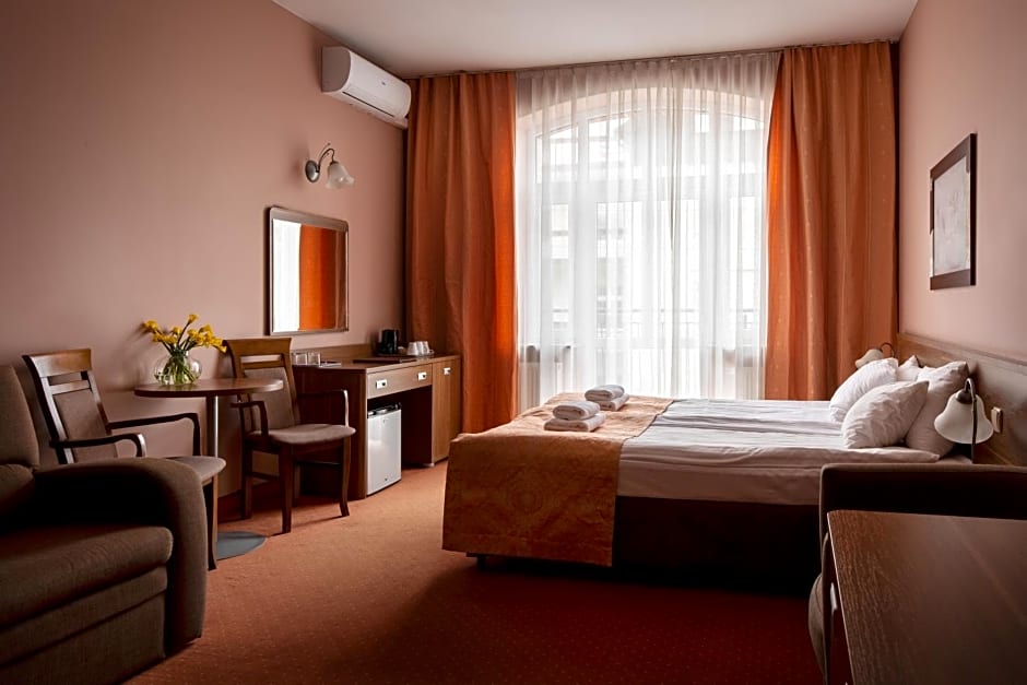 Paria Hotel