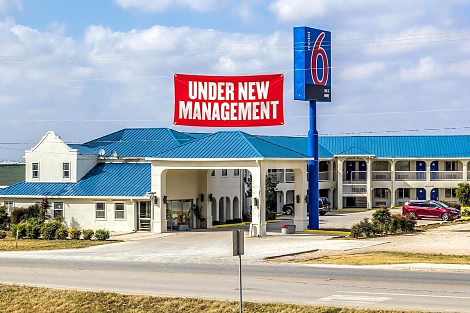 Motel 6 Seguin, TX