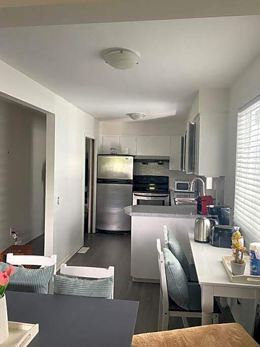 Quiet-comfy 4 bedroom house on a quiet tree lined street in Kitsilano