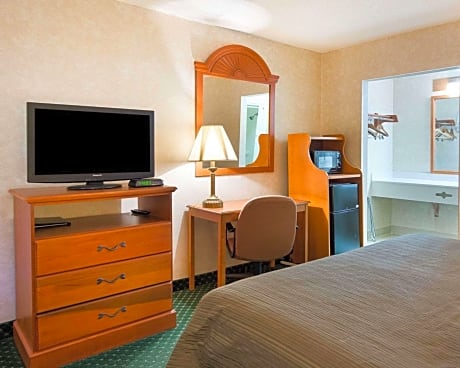 1 King Bed, Nonsmoking