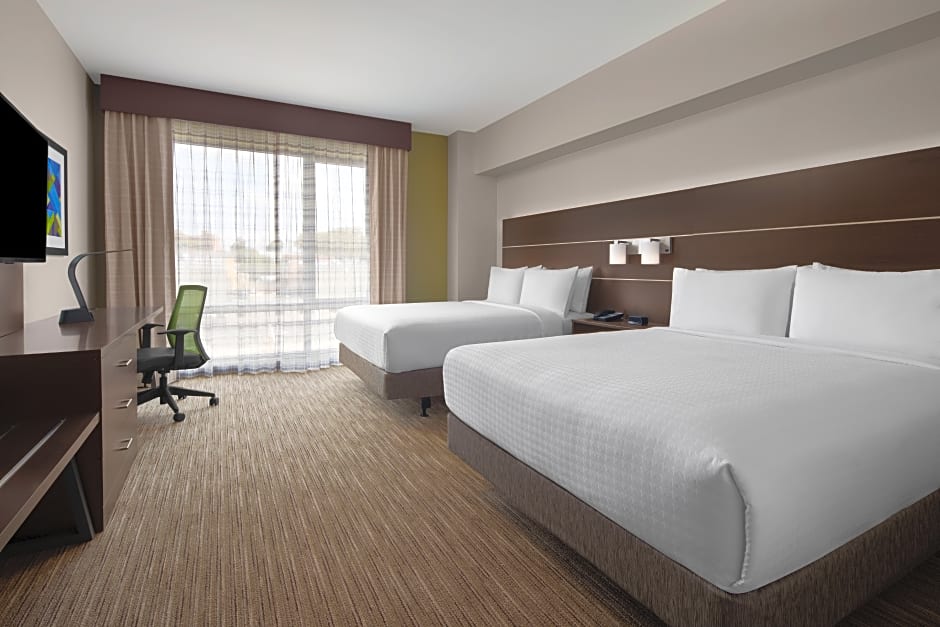 Holiday Inn Express & Suites Woodside LaGuardia Airport By IHG