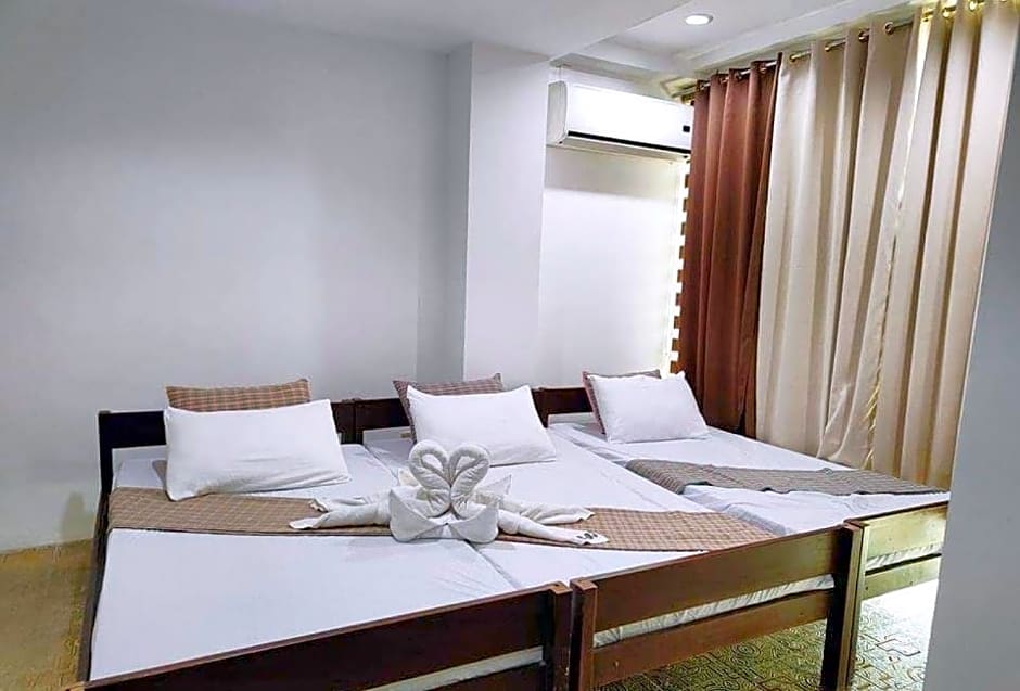 RedDoorz @ Villa E Mansion