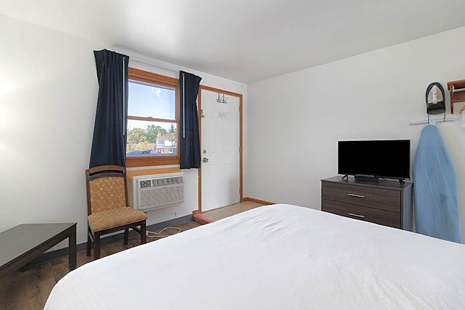 Photo 1 of 5 of 1 King Bed Suite, Pool View