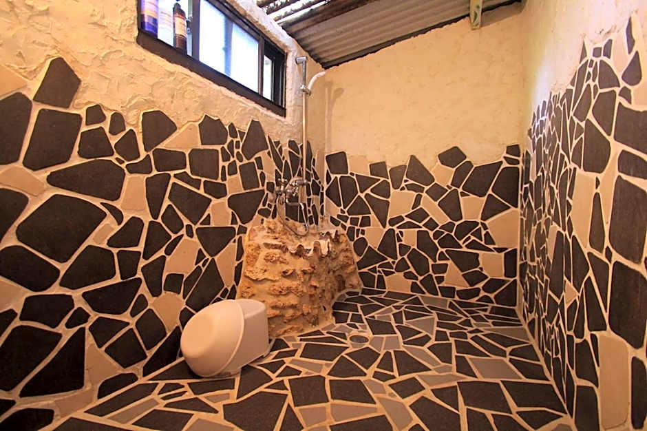 Taketomijima Guesthouse and je Taime