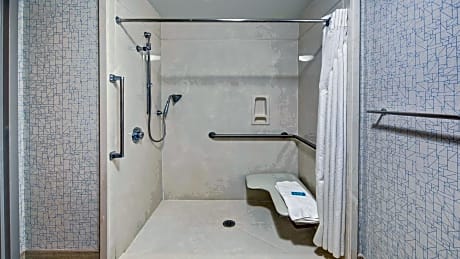 King Room - Mobility Access/Roll in Shower - Non-Smoking