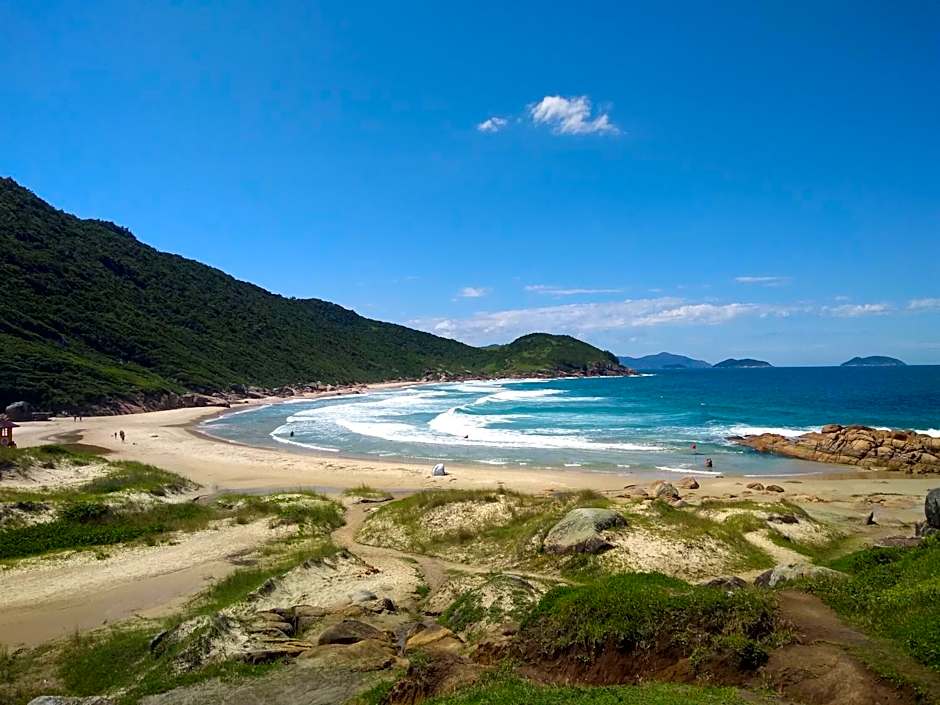 Gênesis Beach Hostel! Quartos compartilhados e privativos na Pinheira