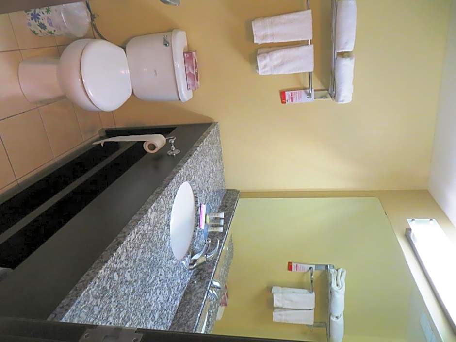 Super 8 by Wyndham Saskatoon Near Downtown