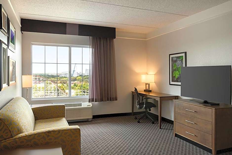 La Quinta Inn & Suites by Wyndham Arlington North Six Flags Drive