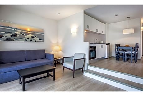 2 bedroom Apartments 3adults+2children