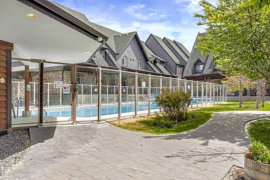 Mystic Chalet managed by Little Sister Getaways