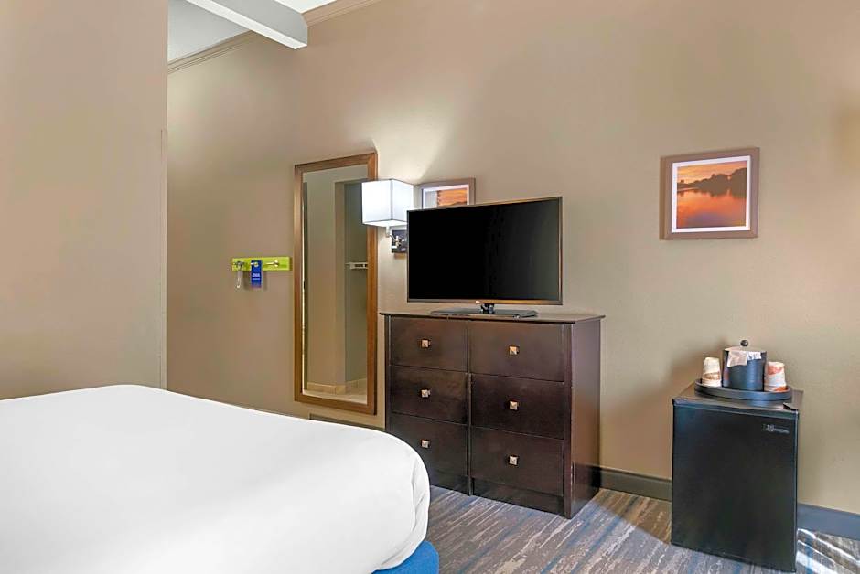 Photo 1 of 7 of 1 King Bed, Accessible