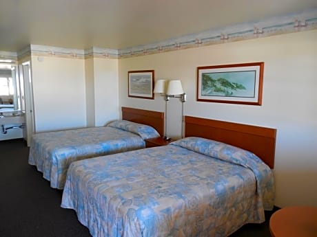 Queen Room with two Queen Beds- Lake View
