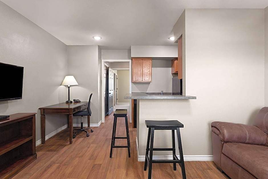 Eagle's Den Suites Kenedy a Travelodge by Wyndham