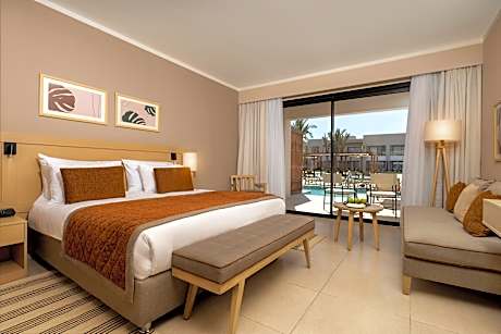 DBL Superior, Queen or Twin Bed, Swim Up