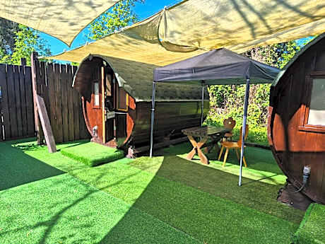 Mini Hotel Übernachten Im Gurkenfass