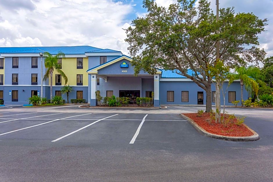 Days Inn & Suites by Wyndham Lakeland