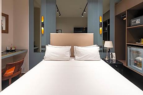 Standard King Room with King Bed - Non-Smoking