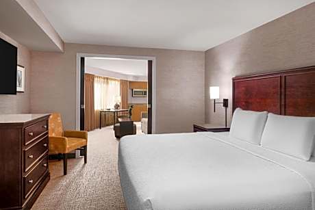 King Suite with Bath Tub, Sofa Bed, Full Kitchen and Separate Living Area - Disability/Non-Smoking