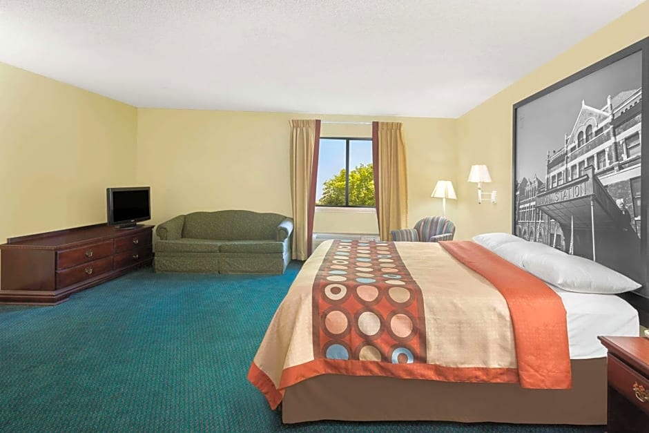 Super 8 by Wyndham Montgomery I-65