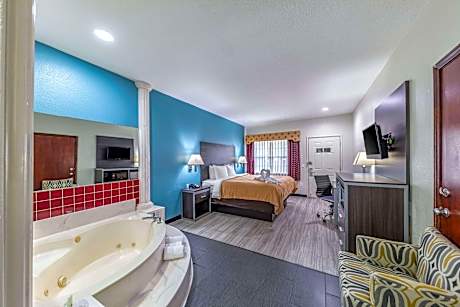 1 King Bed, Smoking, Accessible
