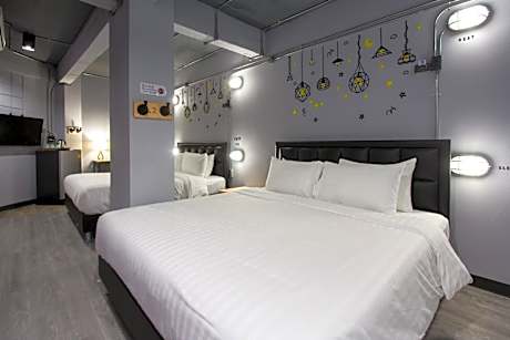 Deluxe Family Room without Window