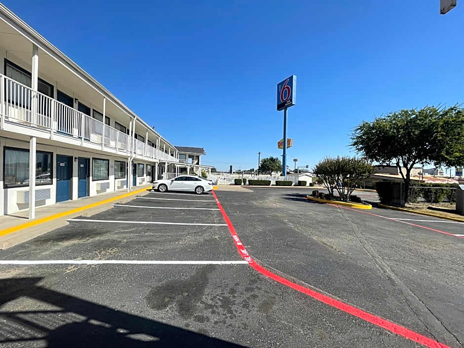 Motel 6 Denton, TX - UNT
