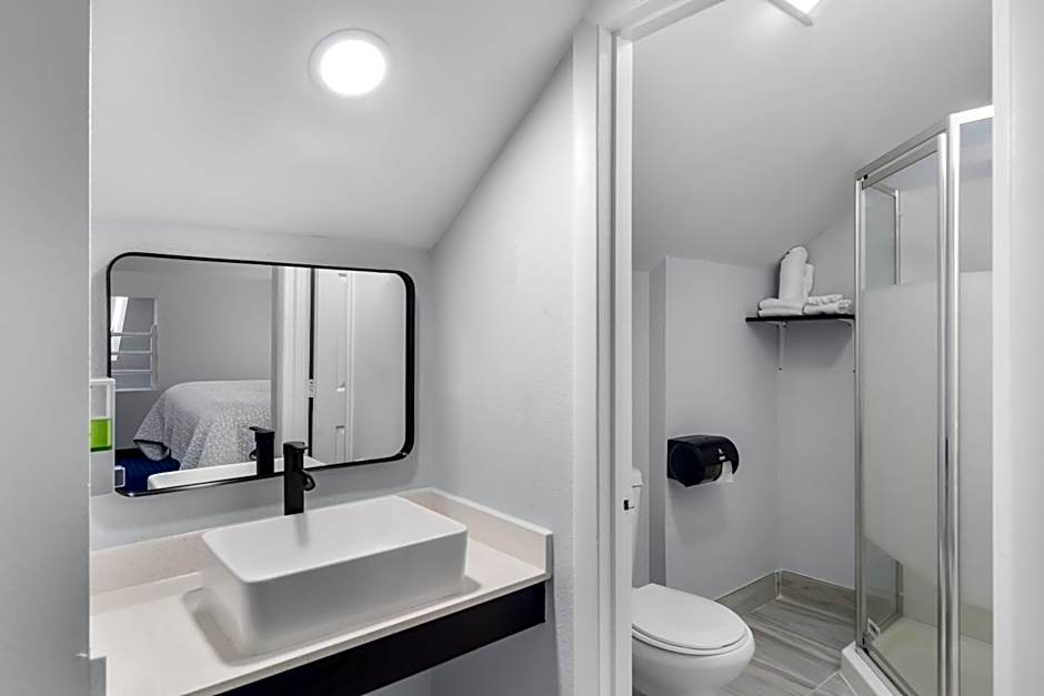 Admiralty Inn & Suites - a Red Collection Hotel