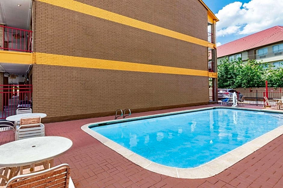 Howard Johnson by Wyndham Houston Hobby Airport
