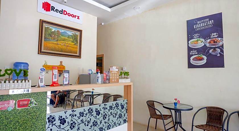 RedDoorz Plus @ Losari Makassar