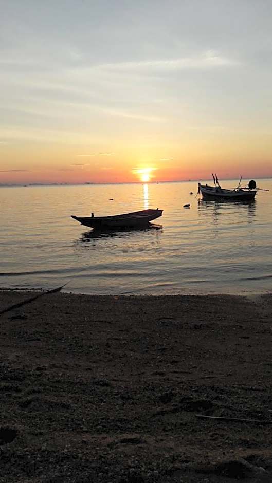 Jungle Hut Bungalows & Hotel