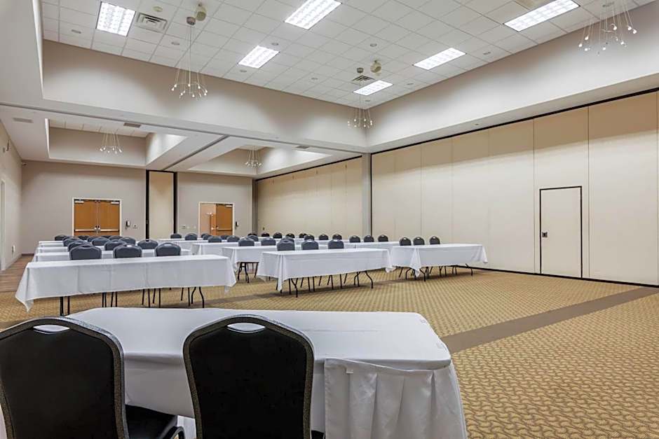 Comfort Suites Johnson Creek Conference Center