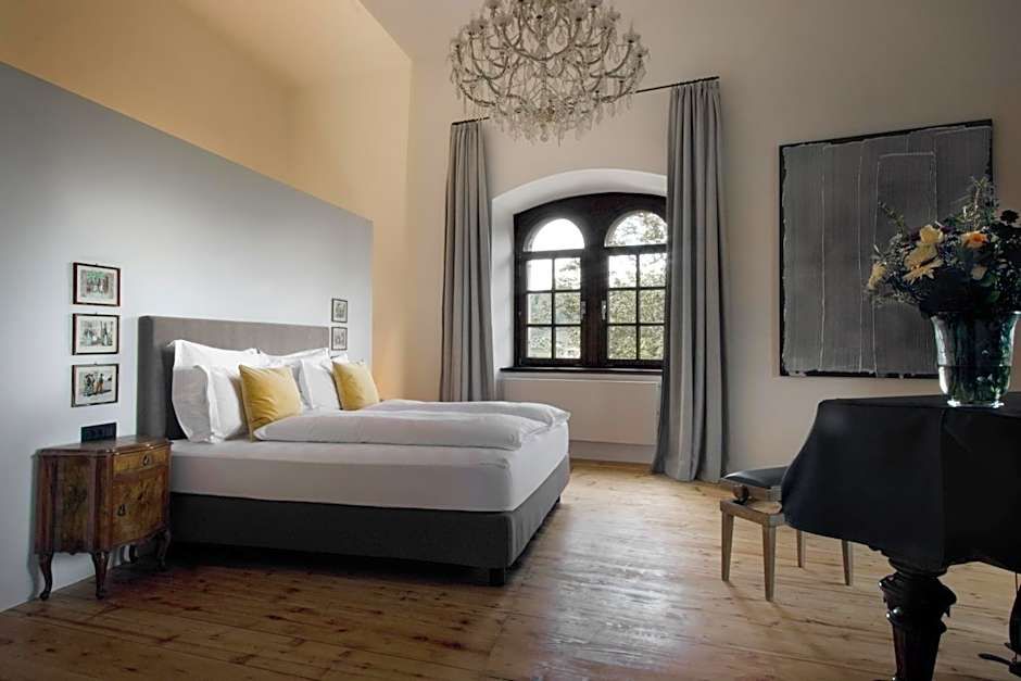 Photo 1 of 9 of Executive Suite