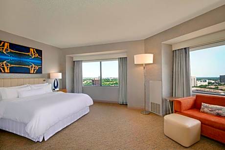 Corner Studio King Suite -Hearing Accessible