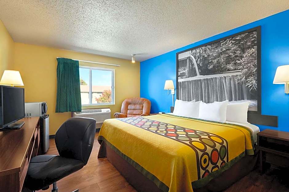 Super 8 by Wyndham Waco University Area