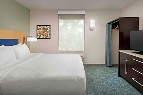 1Queen Mobilty/Hearing Access Tub Suite Nosmk