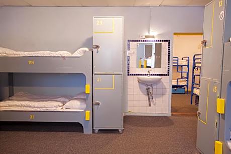 Double Bed in 32-Person Mixed Dormitory Room