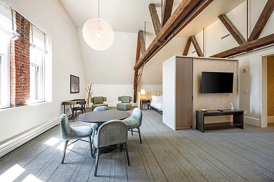 The Richardson Hotel