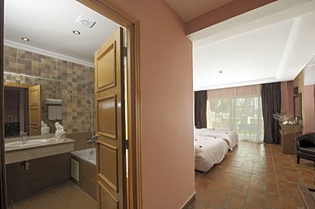 Panoramic Room (2 Twin Beds)