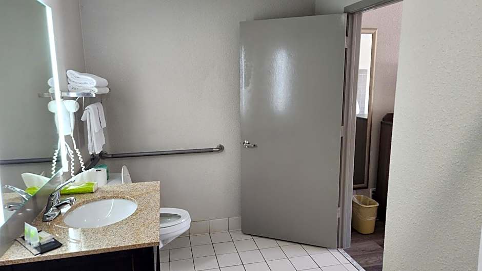 Days Inn by Wyndham Seguin TX