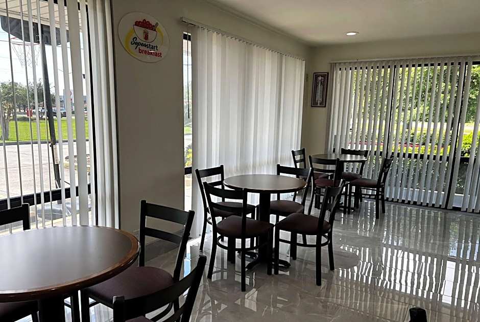 Super 8 by Wyndham Slidell