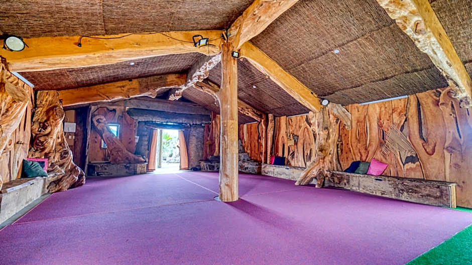 Beachcomber Lodge & Backpacker